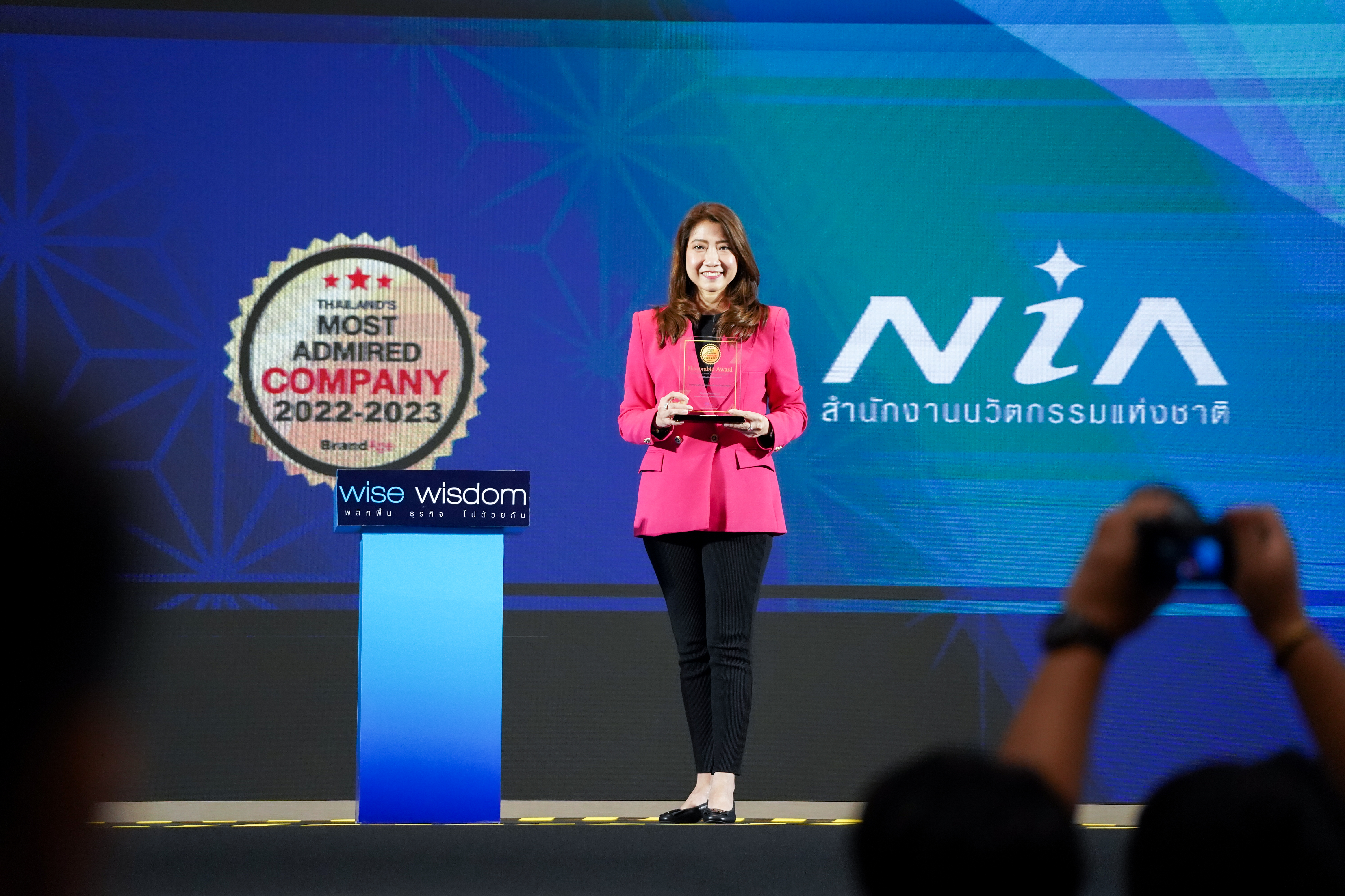 รองธีรีสา มัทวพันธุ์ รองผู้อำนวยการด้านยุทธศาสตร์องค์กร เป็นตัวแทนขึ้นรับรางวัล